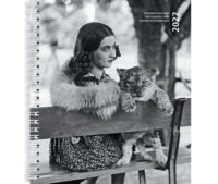 Coverbild Kalender 2022. Eine Frau mit einem Tigerbaby auf einer Bank