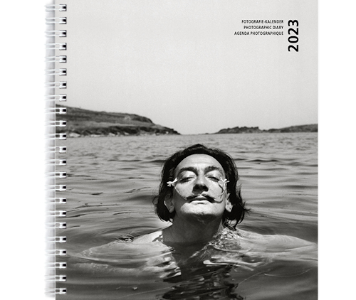 Coverbild Kalender 2023. Salvador Dalí beim Baden in der Bucht vor seinem Landhaus in Port Lligat. Jean Dieuzaide, Spanien, 20. Juli 1953