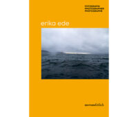 Das Bild zeigt das Cover eines Buches mit dem Titel erika ede, gestaltet in einem minimalistischen und modernen Stil. Die Fotografie zeigt die Bucht Ría de Ares in Galicien.