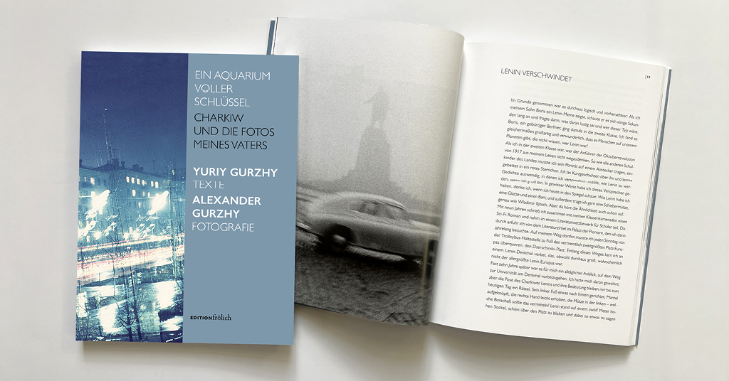 Cover „Ein Aquarium voller Schlüssel“ mit einer aufgeschlagenen Doppelseite mit dem Titel „Lenin verschwindet“