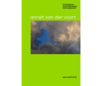 Das Bild zeigt das Cover eines Buches mit dem Titel Anne van der Voort, gestaltet in einem minimalistischen und modernen Stil. Die Fotografie zeigt Wolken, vom Winde verweht. Flüchtiges, Vergängliches, Ewiges. Aus der Serie „Cloudscapes“. Dänemark, 2009